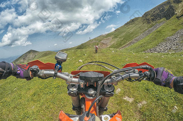 极端的冒险旅行者污垢自行车复古高高加索地区山