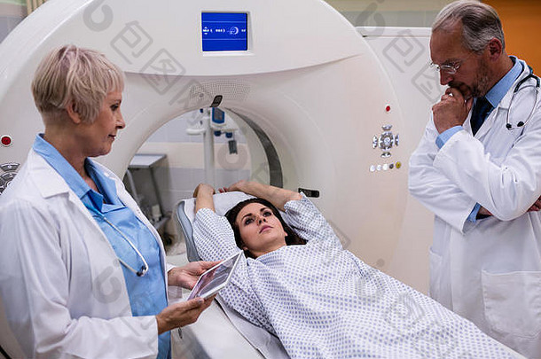 两名医生在核磁共振扫描测试前与患者交谈