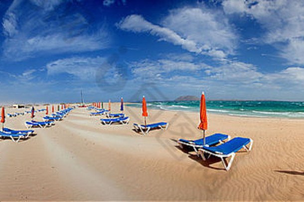 遮阳伞日光浴浴床沙子海滩Fuerteventura岛西班牙