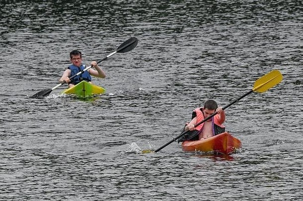 男孩在湖中划船-青少年划船-新罕布什尔州苏纳佩湖苏纳佩湖-<strong>冰泉</strong>湖-池塘中划船