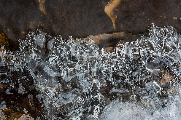 美国密歇根州上半岛罗克斯国家湖岸，一条小溪边奇形怪状的冰层