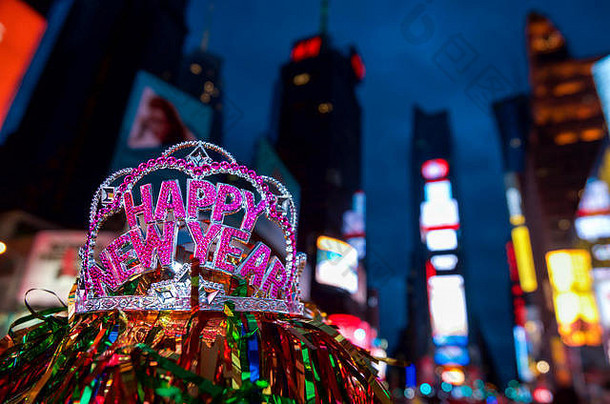 纽约时代广场，用五颜六色的装饰来庆祝节日的快乐<strong>新年</strong>皇冠