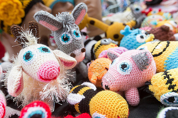 许多不同的手工编织的彩色玩具。手工艺品。