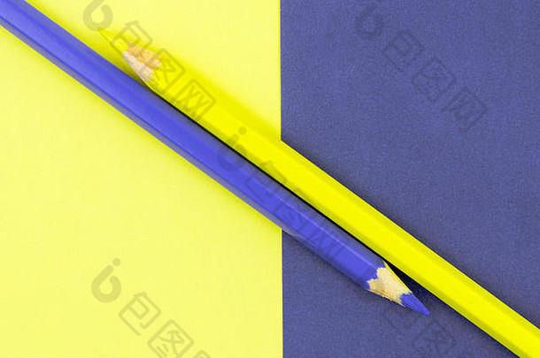 黄色的紫罗兰色的彩色<strong>铅笔</strong>纸摘要对比概念上的图像