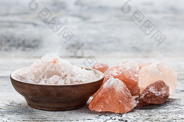 木碗中的喜马拉雅山粉盐