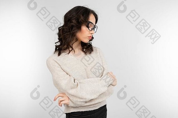 有吸引力的浅黑肤色的女人女孩<strong>时尚</strong>的眼镜愿景提出了灰色的背景复制空间