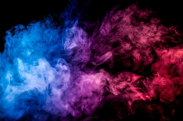 黑色孤立背景上<strong>浓浓</strong>的粉红色和蓝色烟雾。来自vape烟雾的背景