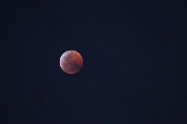 <strong>2019年</strong>1月20日从夏威夷瓦胡岛的凯卢亚拍摄的血月