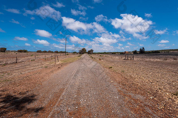 西澳大利亚崎岖地区乡村公路的广角镜头。