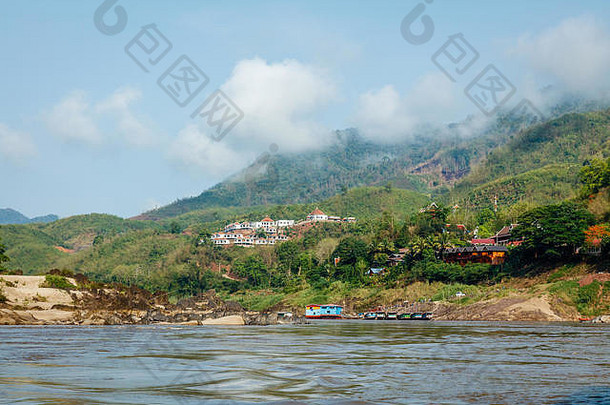 老挝北部Pakbeng镇附近湄公河上的慢艇。