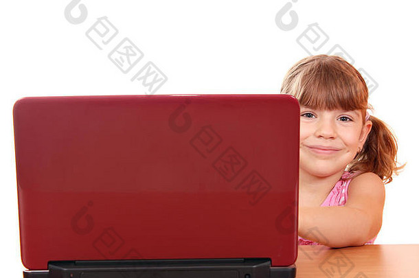 戴着白色笔记本电脑的小女孩