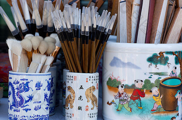 亚洲，中国北京潘家园跳蚤市场出售的中国画笔