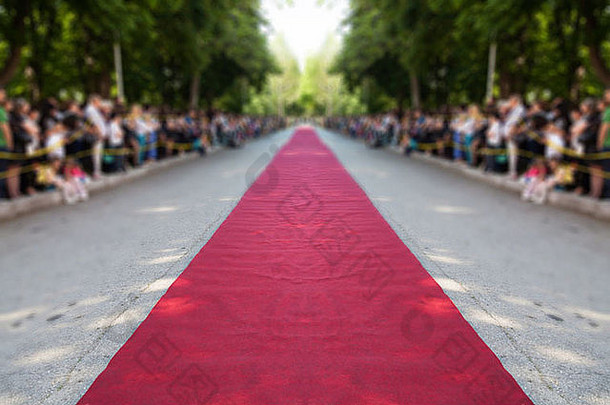 街道上方的经典红地毯