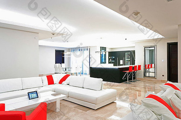 i - pad低表格白色沙发大开放式生活区域<strong>红</strong>色的扶手椅新建别墅南部西班牙
