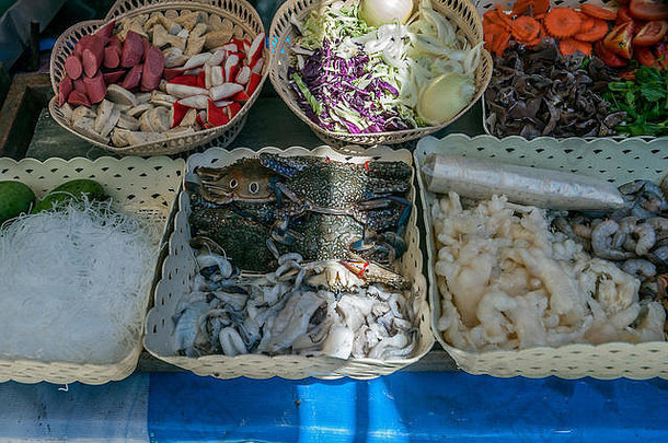 泰国，克拉比省。泰国快餐的生鲜产品——螃蟹、虾、鸡腿、鱼和各种蔬菜。