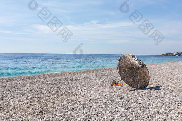 日出空海滩雨伞阿尔巴尼亚