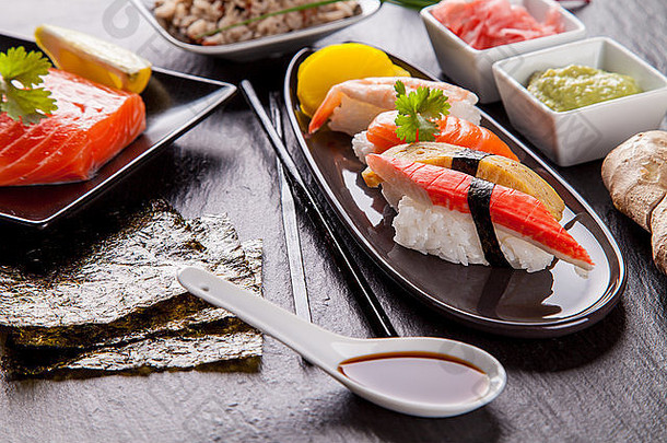 类型寿司食物服务黑色的石头
