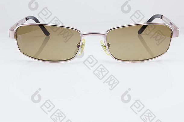 太阳眼镜-白色背景上隔离的夏季配件
