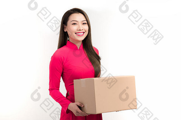 越南妇女拿着礼品盒