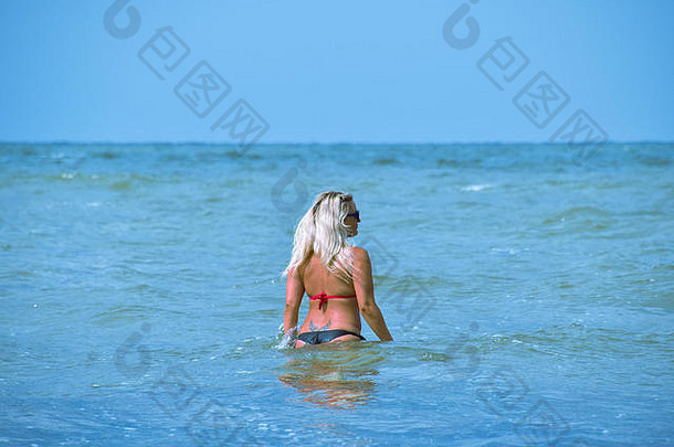 美丽的金发女郎走海水女孩后视图海海滩休息海海滩