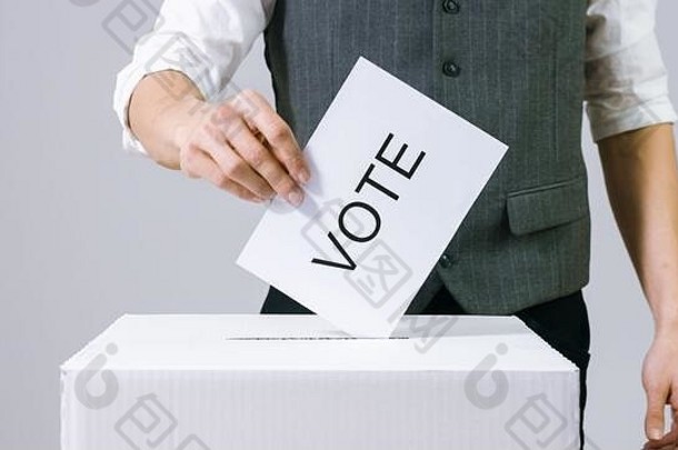 在选举中把选票投进投票箱的商人。人工投票。