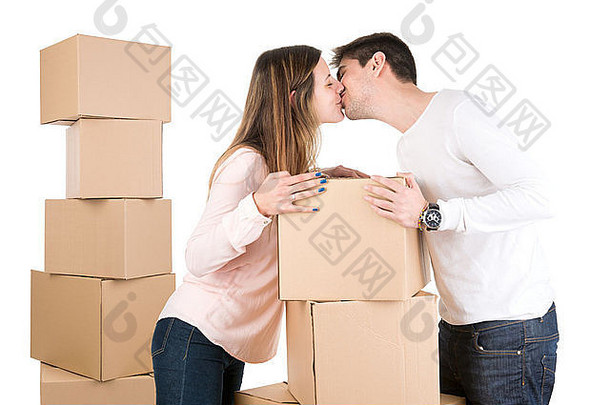在<strong>新居</strong>公寓里，一对幸福的夫妇亲吻着盒子