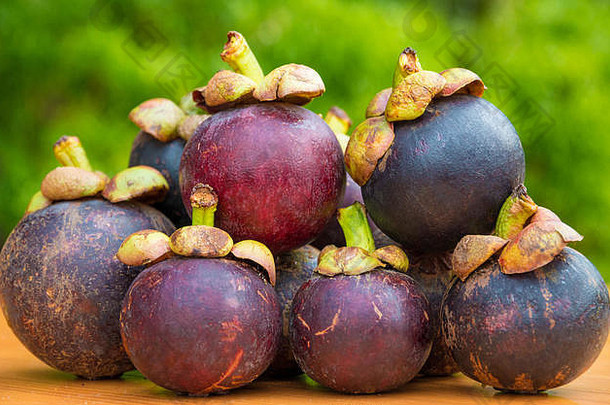 不错的图片山竹果山山竹果水果堆放前木表格水果reddish-purple