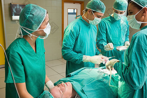 集中外科手术团队操作