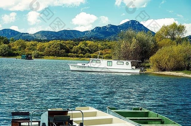 在湖岸上划船。湖泊背景。