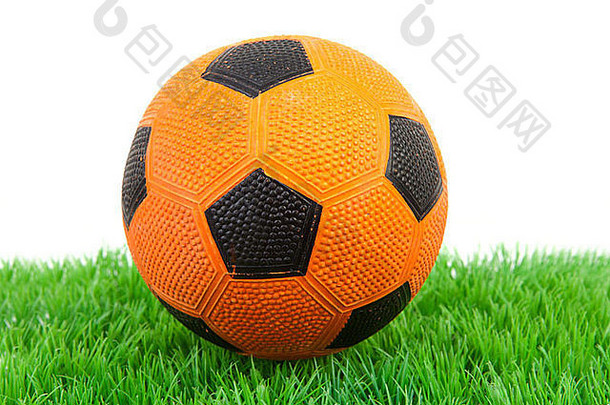 白色背景上草地上的橙色足球