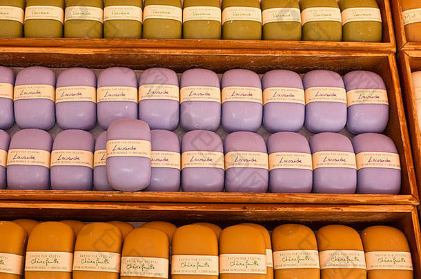 法国南部普罗旺斯沃克卢斯鲁西里昂市场上的薰衣草香皂