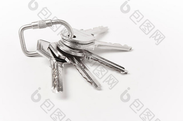 钥匙环，钥匙在白色背景上。租，买