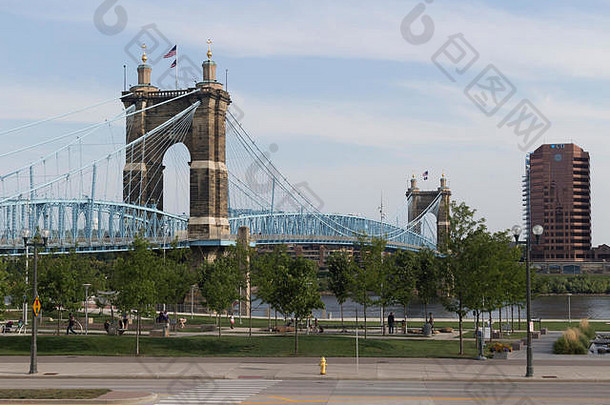 位于俄亥俄州辛辛那提市的吊桥图片。