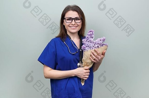 医生的一天庆祝活动快乐微笑女医生花束花