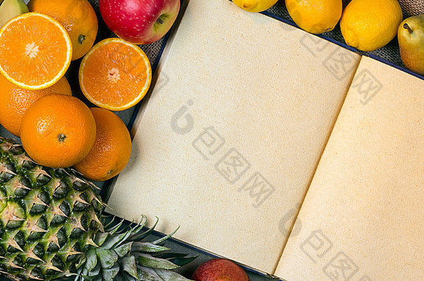 一本有空白页和精选新鲜水果的开放式菜单书。
