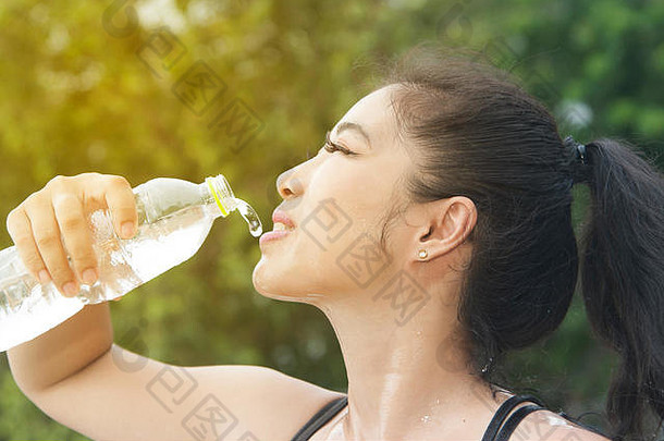 运动亚洲女人喝水户外锻炼