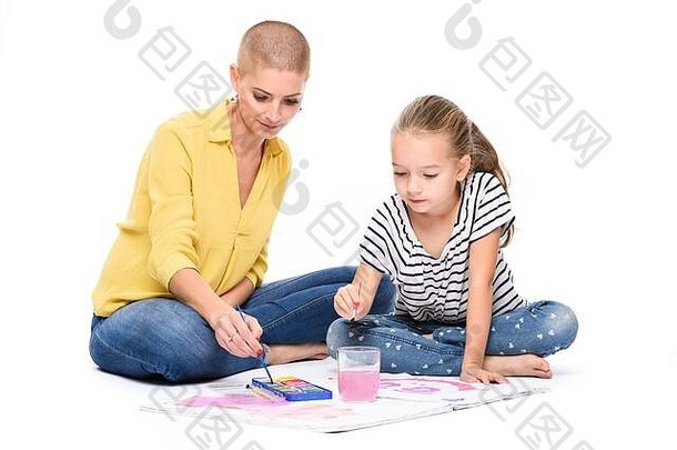 小女孩和她的治疗师在儿童职业治疗课程中用水彩画。白色背景下的儿童治疗概念。