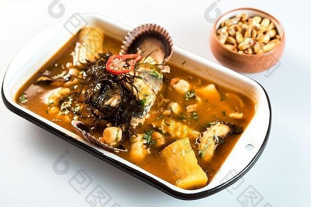 秘鲁食物：海鲜汤，名为Parihuela，特别是洋葱