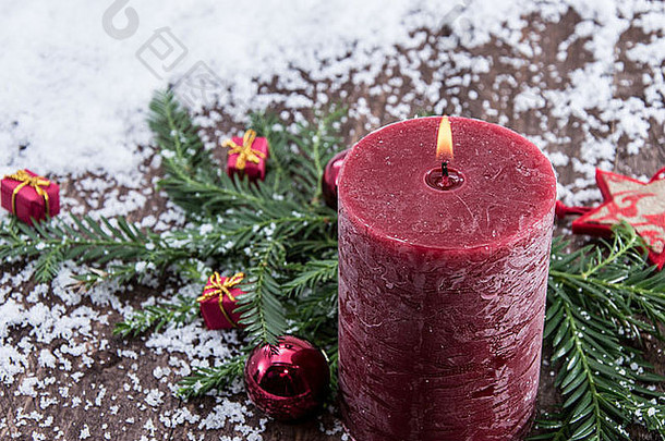 雪中的乡村红蜡烛