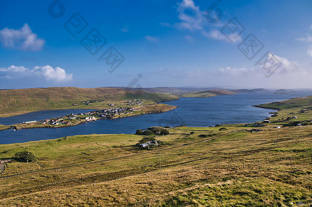 视图weisdale到西大陆设得兰群岛苏格兰阳光明媚的一天蓝色的天空光云