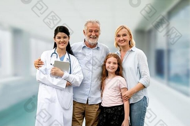 医生和幸福的家庭在医院。