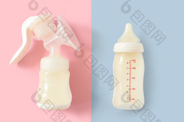 在粉色和蓝色粉彩背景上为新生儿提供母乳泵和奶瓶。妇幼保健概念。女孩或男孩。顶视图。