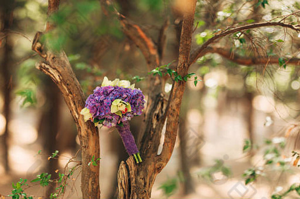 木制背景上的婚礼花束