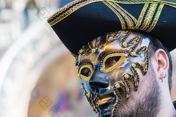 意大利威尼斯，2016年2月6日：威尼斯狂欢节上戴着面具和服装的男人。威尼斯狂欢节是一年一度的节日，以其闻名于世