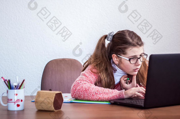 美丽的可爱的金发碧眼的女孩眼镜紫色的衣服工作玩移动PC