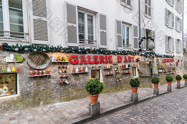 法国巴黎—2018年3月15日：蒙马特区鹅卵石铺就的典型街道，有纪念品商店