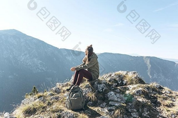 女孩旅游旅行者坐着峰孤独享受沉默美丽的的观点山