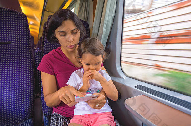母亲和女儿很喜欢<strong>这次</strong>火车旅行
