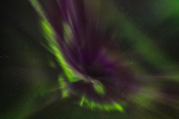 九月底，冰岛米瓦顿湖上空的北极光。