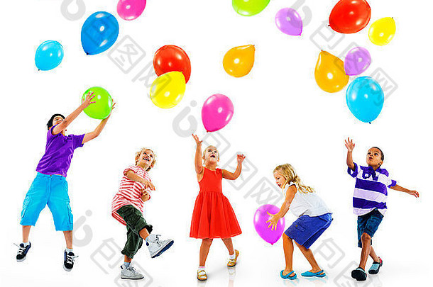 多民族孩子们气球幸福友谊概念